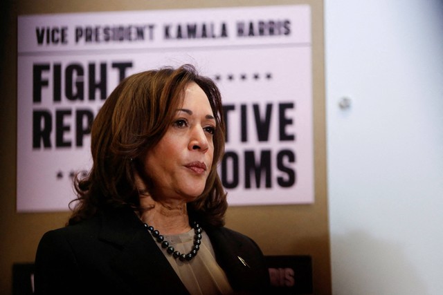 Wakil Presiden AS Kamala Harris mengunjungi Pusat Kesehatan St. Paul, sebuah klinik yang melakukan aborsi, di St. Paul, Minnesota, AS, 14 Maret 2024. Foto: REUTERS/Nicole Neri