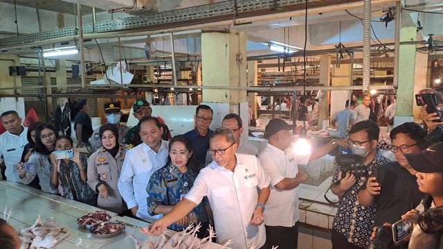 Menteri Perdagangan (Mendag) Zulkifli Hasan atau Zulhas mengunjungi Pasar Kramat Jati, Jakarta Timur, pada Jumat (15/3), dok. Ghifari/kumparan
