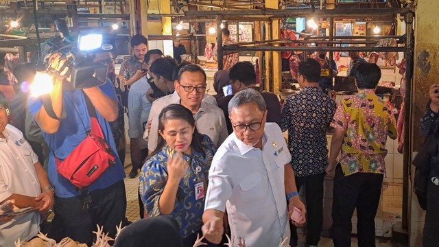 Menteri Perdagangan (Mendag) Zulkifli Hasan atau Zulhas mengunjungi Pasar Kramat Jati, Jakarta Timur, pada Jumat (15/3). Foto: Achmad Firdaus/kumparan