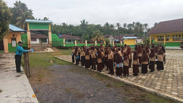 Dok. Pribadi siswa sedang melaksanakan apel pagi