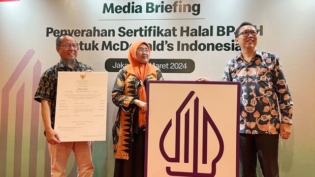 Penyerahan sertifikat halal sepanjang masa kepada McDonald's Indonesia oleh BPJPH Kementerian Agama yang berlokasi di McD Salemba Raya, Kamis (14/3). Foto:  Ela Nurlaela/kumparan