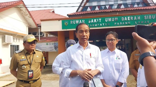Presiden Jokowi meninjau RSUD Sibuhuan di Kabupaten Padang Lawas, Sumut, pada Jumat (15/3). Foto: Dok. kumparan