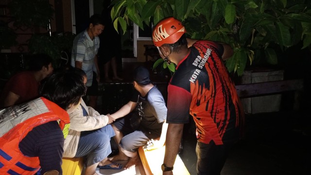 Tim BPBD Kota Semarang saat mengevakuasi warga terdampak banjir. Foto: Dok. BPBD