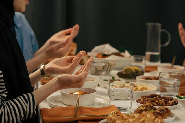 Tempat Bukber Murah di Jakarta. Foto hanya sebagai ilustrasi, bukan tempat sebenarnya. Sumber: pexels/Sami Abdullah.