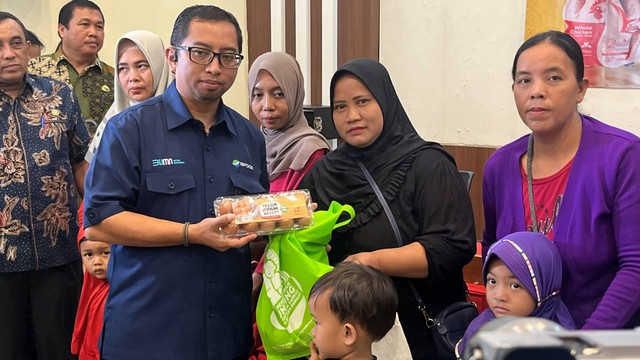 Direktur Utama ID Food Frans Marganda Tambunan menyerahkan secara simbolis Bantuan Stunting di Kecamatan Jatisampurna, Bekasi, Jawa Barat pada Jumat (15/3/2024). Foto: Widya Islamiati/kumparan