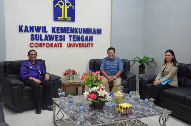 Kakanwil Kemenkumham Sulteng Hermansyah Siregar menerima kunjungan Wakil Ketua Forum Kerukunan Umat Beragama Sulteng, Jangkuton Herson, Dokumen (Humas).