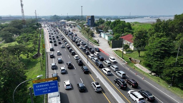 Kondisi one way yang diberlakukan Jasa Marga di Tol Cikampek, Rabu (19/4). Foto: Dok Jasa Marga.