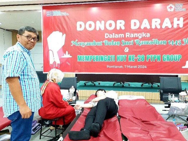 Karyawan PTPN IV Regional V menggelar aksi donor darah jelang Ramadan. Foto: Dok. PTPN XIII