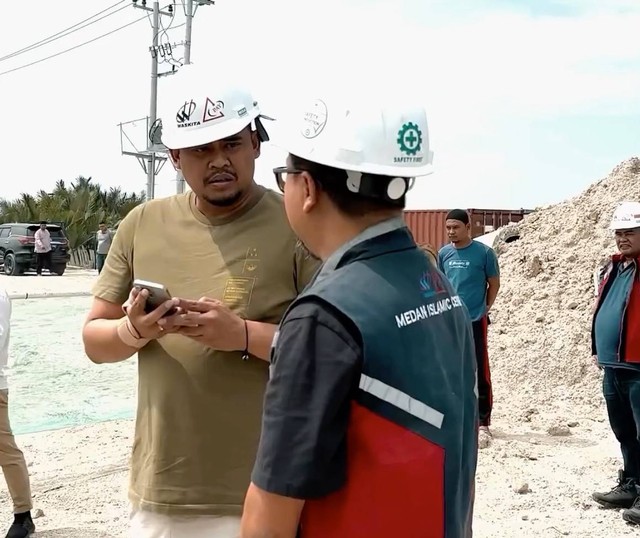 Bobby saat mengamuk ke pekerja pembangunan proyek Islamic Center. Dok: Instagram @bobbynst