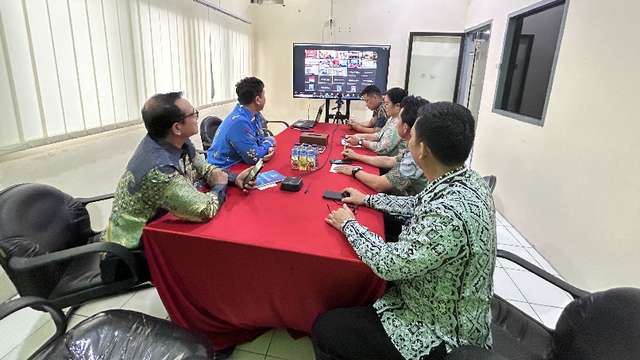 Pimpinan dan pegawai Kantor Imigrasi Manado mengikuti rapat Monitoring dan Evaluasi (Monev) Rencana Kerja Tahunan (RKT) Reformasi Birokrasi (RB) dan Lembar Kerja Evaluasi (LKE) Pembangunan ZI menuju Wilayah Bebas dari Korupsi (WBK) dan Wilayah Birokrasi Bersih Melayani (WBBM) se-Sulawesi Utara (Sulut).