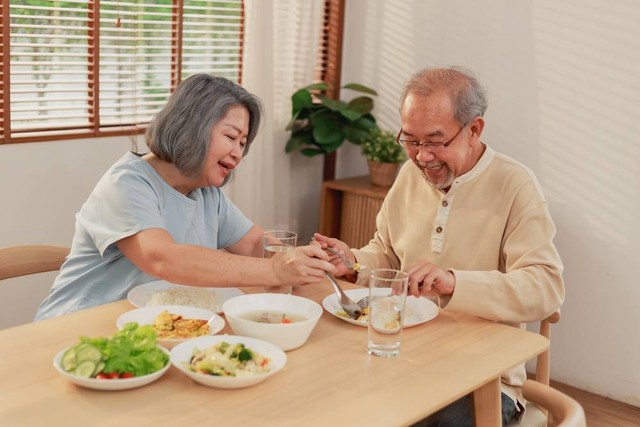 Ilustrasi pasangan lansia sedang makan bersama. Foto: dok. Shutterstock