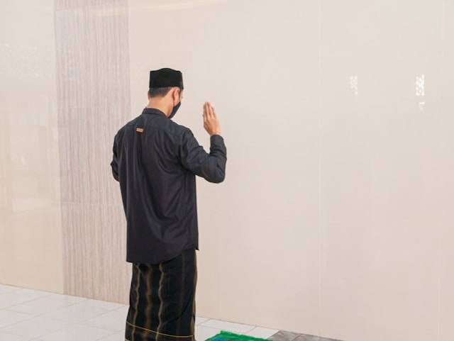 Sholat Tarawih Sendirian di Rumah. Foto Hanya Ilustrasi. Sumber Foto: Unsplash.com/Masjid Pogung Dalangan