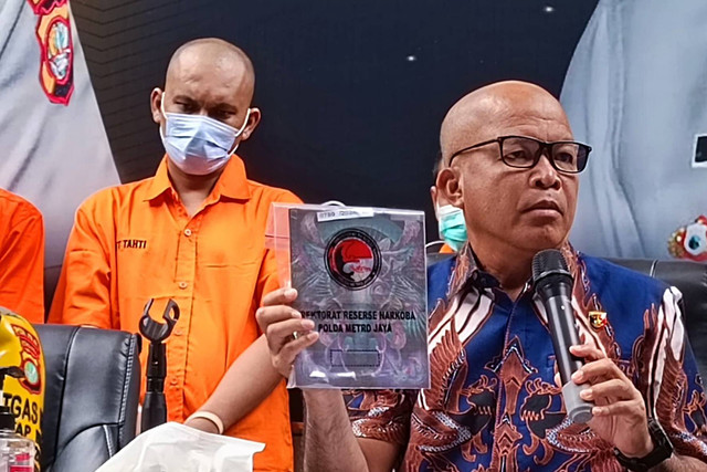 Dirnarkoba Polda Metro Jaya Kombes Pol Hengki pamerkan barang bukti narkoba LSD berbentuk perangko yang dijadikan selembaran, Jumat (15/3).  Foto: Thomas Bosco/kumparan