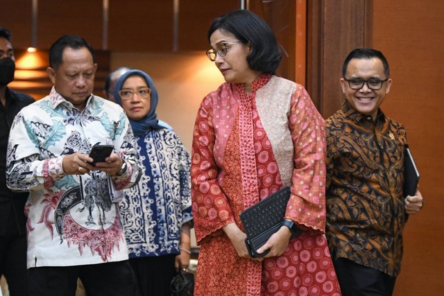 Menteri Keuangan Sri Mulyani Indrawati (tengah) bersama sejumlah menteri menyampaikan keterangan kepada wartawan terkait pemberian tunjangan hari raya (THR) dan gaji ke-13 untuk aparatur sipil negara (ASN) di Jakarta, Jumat (15/3/2024). Foto: Aditya Pradana Putra/ANTARA FOTO
