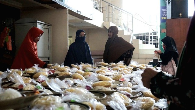 Para ibu-ibu sedang menyiapkan takjil berbuka puasa di Masjid Jogokariyan, Kamis (14/3). Foto: Widi RH Pradana/Pandangan Jogja