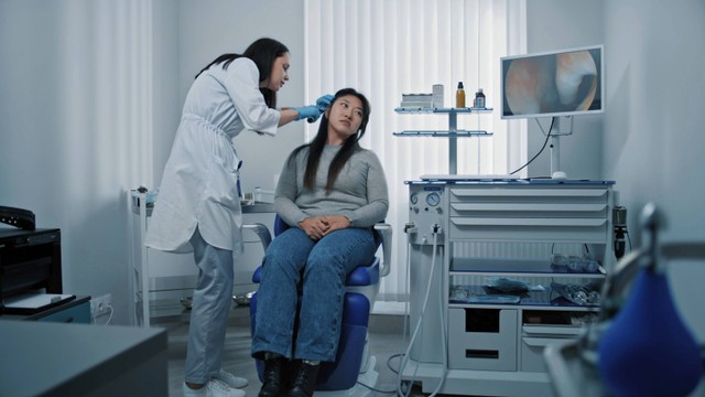 Ilustrasi perempuan periksa ke dokter THT. Foto: Frame Stock Footage/Shutterstock