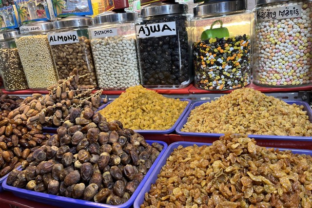 Kurma impor Toko Karomah terletak di Pasar Tanah Abang. Foto: Ghinaa Rahmatika/kumparan