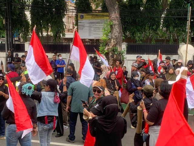 Unjuk rasa di depan Kantor KPU, Jakarta pada Jumat (15/3/2024), dua ruas jalan Imam Bonjol ditutup. Foto: Luthfi Humam/kumparan