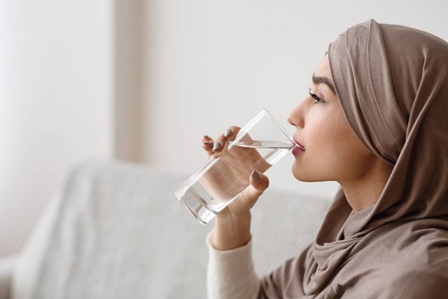 Ilustrasi minum air putih. Foto: Shutterstock. 