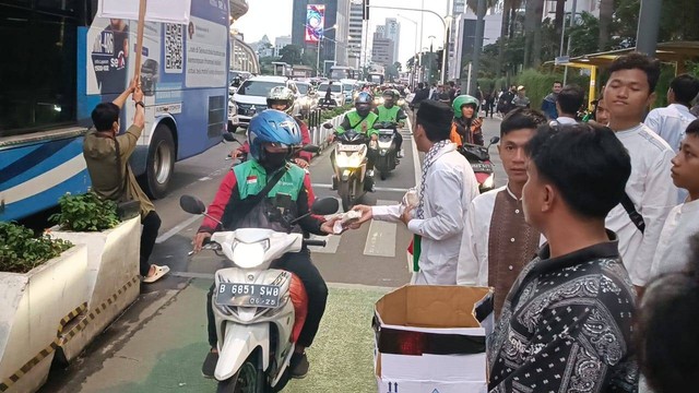 Ustadz Yeri Kusyeri, Koordinasi Aksi peringatan hari anti Islamopobhia dan bagi-bagi takjil di depan halte Transjakarta Bundaran HI Astra, Jakarta Pusat, Jumat (15/3).  Foto: Fadlan Nuril Fahmi/kumparan