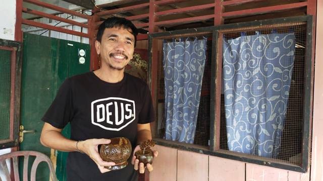 Henry Johanis, Owner Manado Ecocraft menunjukkan kerajinan tangan dari batok kelapa yang dibuat olehnya.