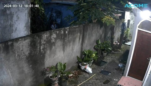 Rekaman CCTV Aselar kembali melempari benda-benda di rumah Najunda Duhita warga Desa Sidodadi RT 07 RW 02, Kecamatan Taman, Kabupaten Sidoarjo. Foto: Dok. Istimewa