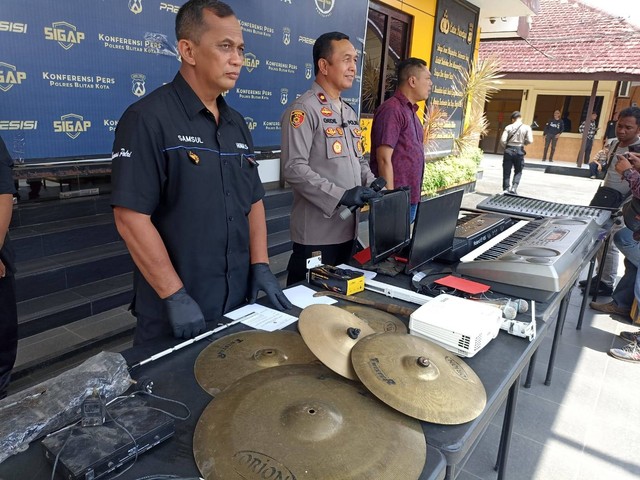 Polres Blitar Kota mengungkap kasus pencurian alat-alat musik gereja di Jalan Simpang Sumatra, Kecamatan Sananwetan, Kota Blitar.  Foto: Dok. Istimewa