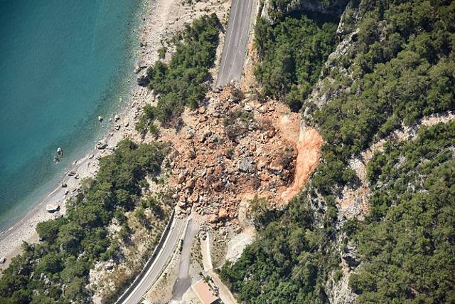Ilustrasi Upaya Mitigasi Bencana Tanah Longsor. Sumber: www.unsplash.com