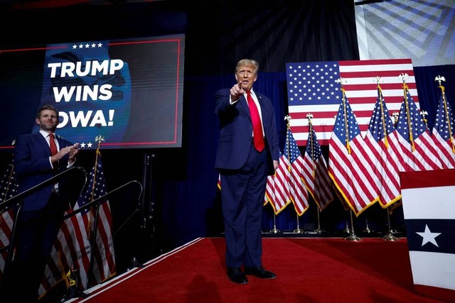 Donald Trump meraih kemenangan gemilang dalam pemilihan presiden pertama Partai Republik tahun 2024 di Iowa pada Senin (15/1). Foto: Evelyn Hockstein/REUTERS
