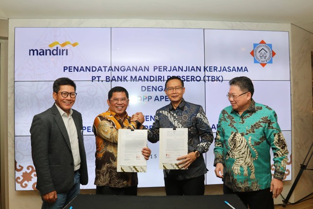 Foto bersama usai penandatanganan perjanjian kerja sama untuk mempermudah akses kepemilikan rumah bagi nasabah Bank Mandiri, yang diadakan di Jakarta. Foto: Dok. Istimewa