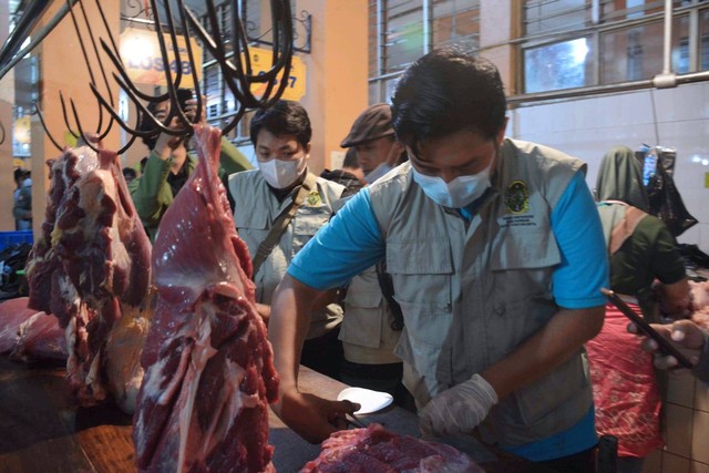 Petugas sedang melakukan pemeriksaan daging sapi di Pasar Beringharjo. Foto: istimewa