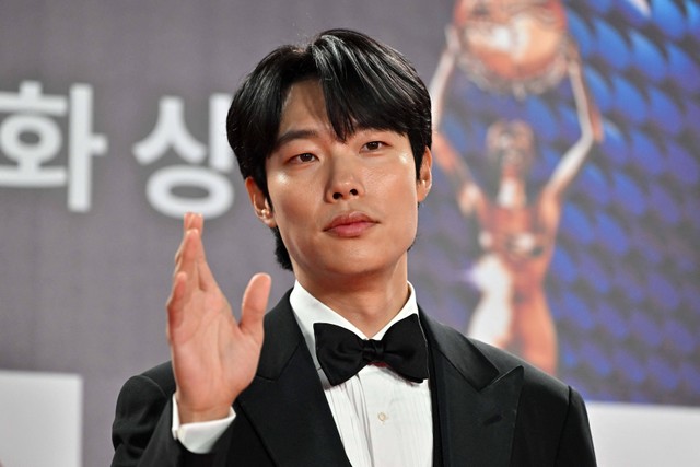 Aktor Korea Selatan Ryu Jun-yeol berpose di karpet merah Blue Dragon Film Awards ke-44 di KBS Hall di Seoul pada 24 November 2023. Foto: Jung Yeon-je / AFP
