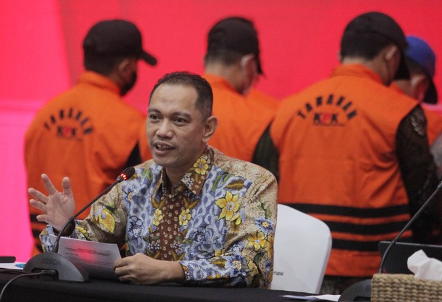 Wakil Ketua KPK Nurul Ghufron memberikan keterangan saat penetapan tersangka kasus dugaan pungutan liar (pungli) di Gedung Merah Putih KPK, Jakarta, Jumat (15/3). Foto: ANTARA FOTO/Reno Esnir