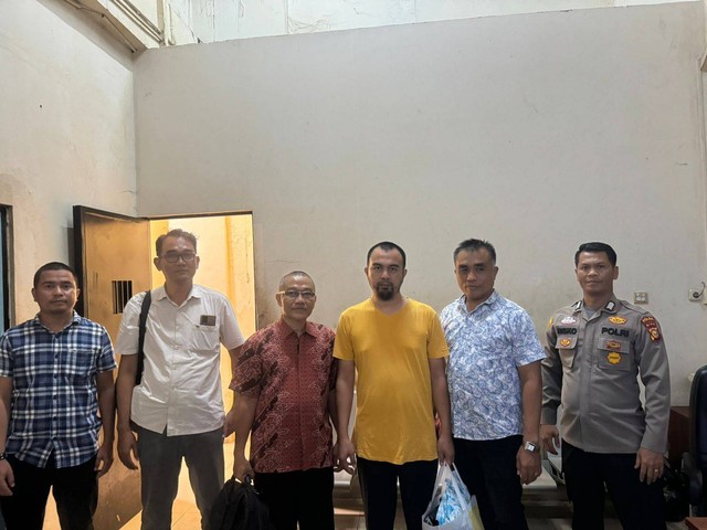 2 mantan Direktur RSUD Bangkinang (ketiga dan keempat kiri) yang jadi tersangka. Dok: Polda Riau.