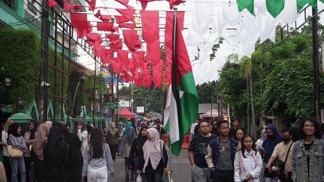 Ribuan orang memadati Kampung Ramadan Jogokariyan jelang berbuka puasa. Foto: Widi RH Pradana/Pandangan Jogja