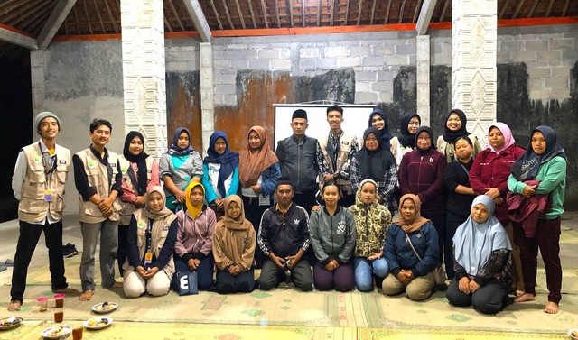 Mahasiswa KKN Universitas Ahmad Dahlan (UAD) adakan sosialisasi dan pelatihan pertanian terpadu di Padukuhan Ngandong, Turi, Sleman (Dok. Istimewa)