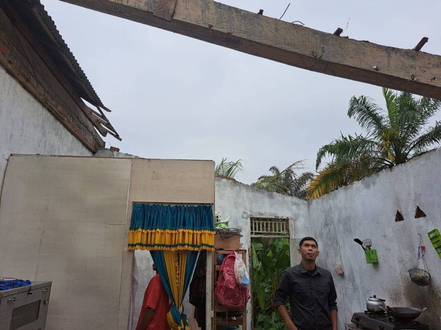 Salah satu rumah warga yang atapnya disapu oleh puting beliung, Foto : Istimewa