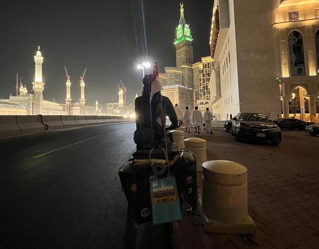 Abdul Rahman Yuni Siswanto pergi ke Tanah Suci dengan mengayuh sepeda tiba di Arab Saudi. | Foto: Istimewa