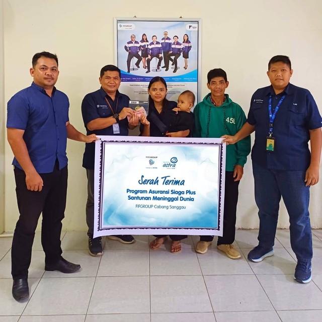 FIF Group Sanggau saat menyerahkan klaim asuransi kepada ahli waris nasabah yang meninggal di dunia di perbatasan Indonesia-Malaysia. Foto: Dok. FIF Group