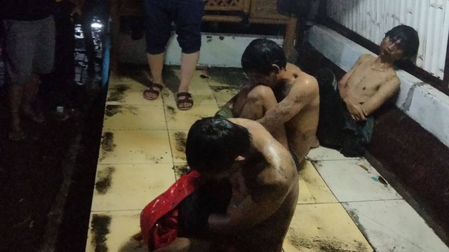 Tiga pria yang diamuk massa usai gagal mencuri sebuah sepeda motor di Kemayoran, Jakarta Pusat.  Foto: Humas Polsek Kemayoran