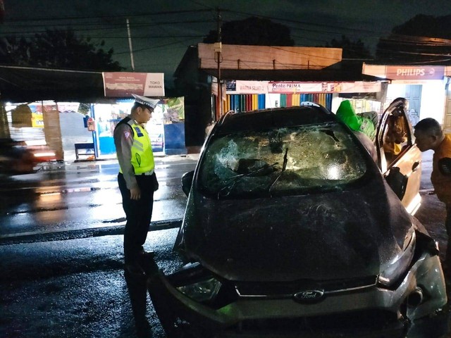 Mobil yang dihancurkan warga Depok pada Sabtu dini hari (16/3/2024). Dok: Polres Metro Depok