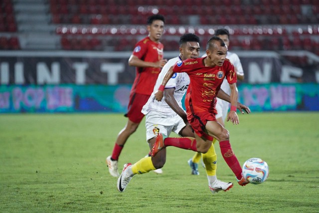 Pemain Persija Jakarta, Riko Simanjuntak, dalam pertandingan Liga 1 2023/24 melawan Persik Kediri di Stadion Kapten I Wayan Dipta, Gianyar, Bali, Sabtu (16/3). Foto: Dok. Media Persija