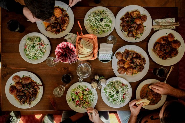 Tempat bukber lesehan di Bandung. Foto hanya ilustrasi, bukan tempat sebenarnya. Sumber: Unsplash/stefan vladimirov