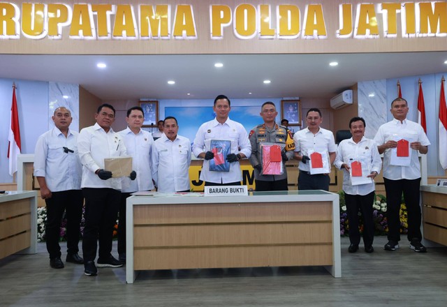 Menteri ATR/Kepala BPN Agus Harimurti Yudhoyono menunjukan barang bukti kasus mafia tanah di Banyuwangi dan Pamekasan, Sabtu (16/3/2024). Foto: Mili.id