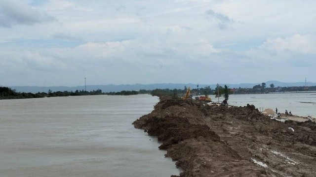 Tanggul Sungai Wulan yang diperkirakan kembali jebol di Dukuh Ketanjung, Desa Ketanjung, Kecamatan Karanganyar, Kabupaten Demak, Jawa Tengah. Foto: Akhmad Nazaruddin Lathif/Antara