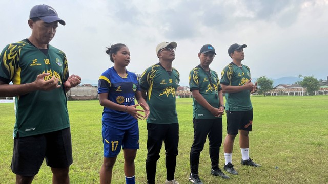 Gea Yumanda saat menjalani sesi latihan dengan tim sepak bola putri PON Jawa Barat di Lapangan Ahmad Yani, Sumedang, (26/2/2024). Foto: Aji Nugrahanto/kumparan