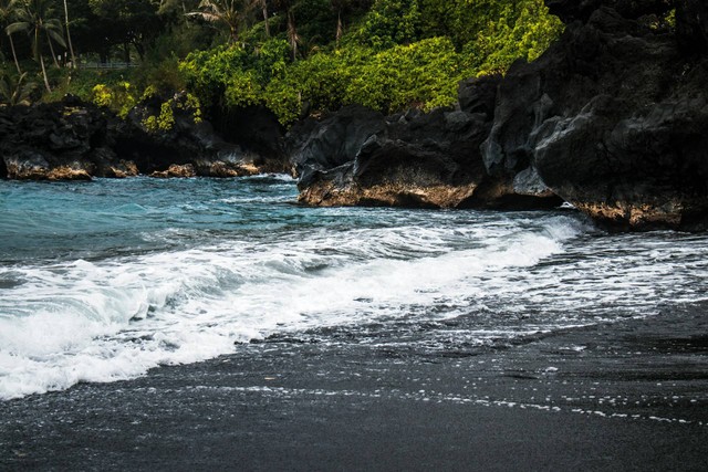 Pantai Baluk Rening, Spot Melihat Matahari Terbenam bersama Pasangan ...