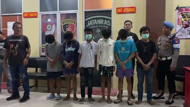 Polresta Pontianak tangkap 12 anak di bawah umur yang hendak melakukan tawuran perang sarung di beberapa wilayah di Pontianak. Foto: Dok. Polresta Pontianak