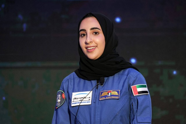 Astronot UEA Nora al-Matrooshi terlihat saat konferensi pers di Dubai pada 7 Juli 2021. Foto: Giuseppe Cacace/AFP