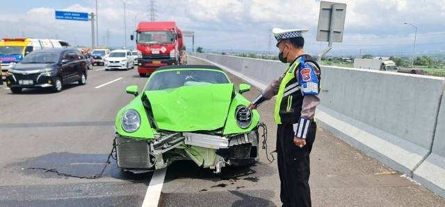 Porsche 911 Carrera S tabrak Nissan Grand Livina di Tol Kejapanan-Sidoarjo KM 768.400/B, pada Minggu (17/3/2024) dok. Istimewa